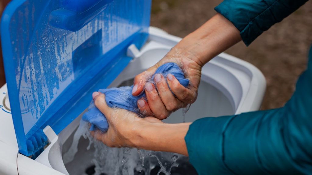 【車中泊旅】100均グッズで車内で洗濯物を最速で乾かす方法