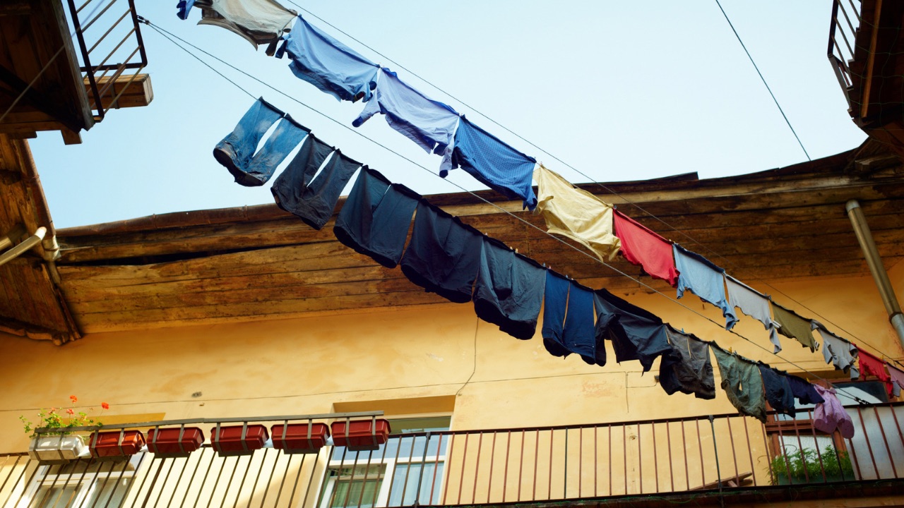 【車中泊旅】100均グッズで車内で洗濯物を最速で乾かす方法